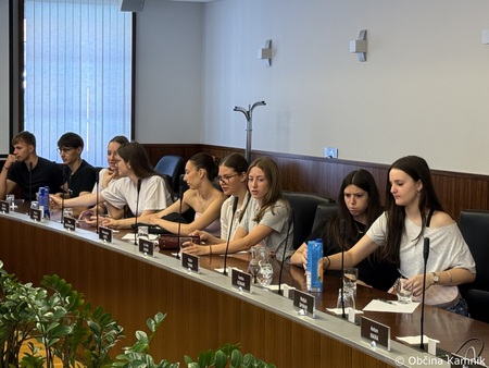 Kamniške dijakinje in dijaki v vlogi občinskih svetnikov na simulaciji odločanja (20)